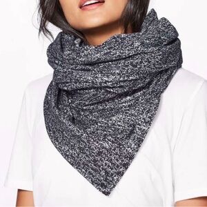 Lululemon Vinyasa Scarf (Rulu)
Running Luon Suited Jacquard Black White